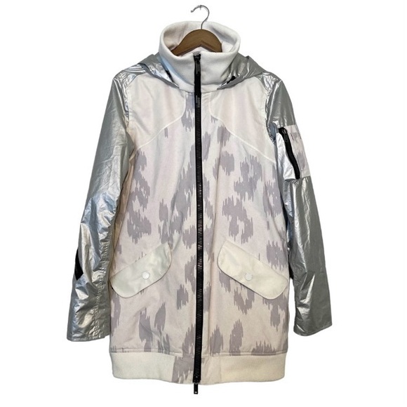 L.A.M.B. x Burton Misfit Bomber Snowboarding Jacket Silver White Snow Leopard - Picture 3 of 16